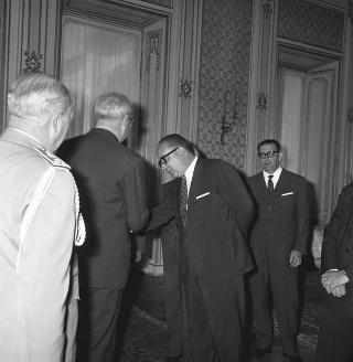 Il Presidente della Repubblica Giuseppe Saragat incontra Amerigo Petrucci, sindaco di Roma, e l'avv. Renato Loriedo, Direttore generale del Demanio, e altri, per la cessione di parte del litorale di Castelporziano al Comune di Roma