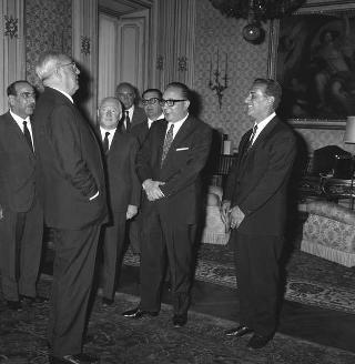 Il Presidente della Repubblica Giuseppe Saragat incontra Amerigo Petrucci, sindaco di Roma, e l'avv. Renato Loriedo, Direttore generale del Demanio, e altri, per la cessione di parte del litorale di Castelporziano al Comune di Roma