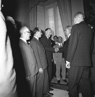 Lord Gladwyin, Presidente dell'Atlantic Treaty Association di Londra, con i partecipanti alla XI assemblea generale in visita di omaggio dal Presidente della Repubblica Giuseppe Saragat