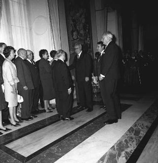 Lord Gladwyin, Presidente dell'Atlantic Treaty Association di Londra, con i partecipanti alla XI assemblea generale in visita di omaggio dal Presidente della Repubblica Giuseppe Saragat