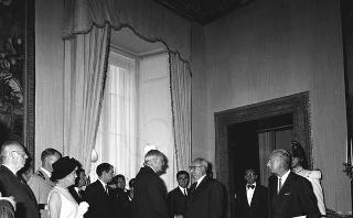 Lord Gladwyin, Presidente dell'Atlantic Treaty Association di Londra, con i partecipanti alla XI assemblea generale in visita di omaggio dal Presidente della Repubblica Giuseppe Saragat