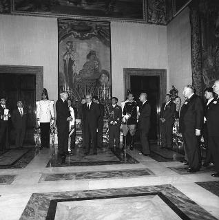 Lord Gladwyin, Presidente dell'Atlantic Treaty Association di Londra, con i partecipanti alla XI assemblea generale in visita di omaggio dal Presidente della Repubblica Giuseppe Saragat