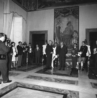 Lord Gladwyin, Presidente dell'Atlantic Treaty Association di Londra, con i partecipanti alla XI assemblea generale in visita di omaggio dal Presidente della Repubblica Giuseppe Saragat