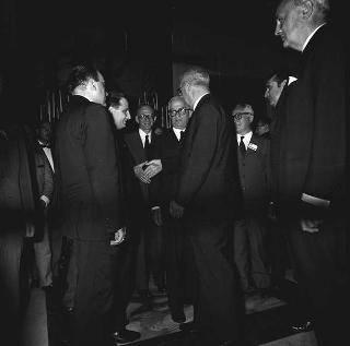 Lord Gladwyin, Presidente dell'Atlantic Treaty Association di Londra, con i partecipanti alla XI assemblea generale in visita di omaggio dal Presidente della Repubblica Giuseppe Saragat