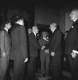 Lord Gladwyin, Presidente dell'Atlantic Treaty Association di Londra, con i partecipanti alla XI assemblea generale in visita di omaggio dal Presidente della Repubblica Giuseppe Saragat