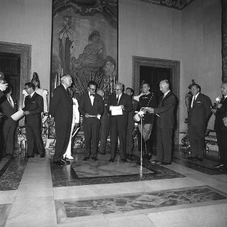 Lord Gladwyin, Presidente dell'Atlantic Treaty Association di Londra, con i partecipanti alla XI assemblea generale in visita di omaggio dal Presidente della Repubblica Giuseppe Saragat