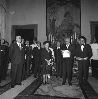 Luigi Turano, Presidente dell'XI Congresso internazionale di radiologia, con le delegazioni dei 71 paesi partecipanti in visita di omaggio al Presidente della Repubblica Giuseppe Saragat