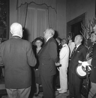 Luigi Turano, Presidente dell'XI Congresso internazionale di radiologia, con le delegazioni dei 71 paesi partecipanti in visita di omaggio al Presidente della Repubblica Giuseppe Saragat