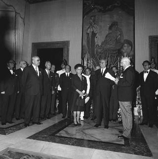 Luigi Turano, Presidente dell'XI Congresso internazionale di radiologia, con le delegazioni dei 71 paesi partecipanti in visita di omaggio al Presidente della Repubblica Giuseppe Saragat