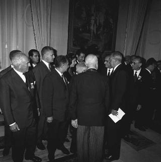 Luigi Turano, Presidente dell'XI Congresso internazionale di radiologia, con le delegazioni dei 71 paesi partecipanti in visita di omaggio al Presidente della Repubblica Giuseppe Saragat