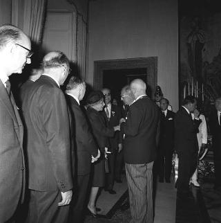 Luigi Turano, Presidente dell'XI Congresso internazionale di radiologia, con le delegazioni dei 71 paesi partecipanti in visita di omaggio al Presidente della Repubblica Giuseppe Saragat