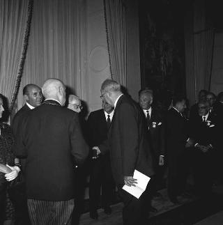 Luigi Turano, Presidente dell'XI Congresso internazionale di radiologia, con le delegazioni dei 71 paesi partecipanti in visita di omaggio al Presidente della Repubblica Giuseppe Saragat