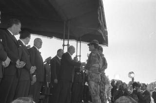 Scuola di fanteria di Cesano, intervento del Presidente della Repubblica Giuseppe Saragat alla premiazione delle pattuglie partecipanti alla gara "Coppa Presidente della Repubblica"