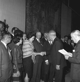 Il Presidente della Repubblica Giuseppe Saragat con Avery Brundage, Presidente del CIO e l'avv. Giulio Onesti, Presidente del CONI, con i comitati olimpici internazionali