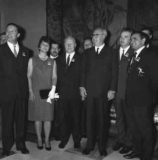 Il Presidente della Repubblica Giuseppe Saragat con Avery Brundage, Presidente del CIO e l'avv. Giulio Onesti, Presidente del CONI, con i comitati olimpici internazionali