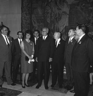 Il Presidente della Repubblica Giuseppe Saragat con Avery Brundage, Presidente del CIO e l'avv. Giulio Onesti, Presidente del CONI, con i comitati olimpici internazionali
