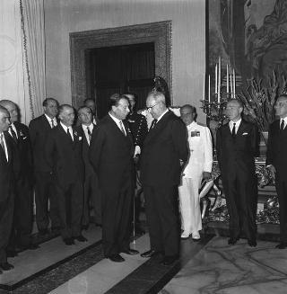 Il Presidente della Repubblica Giuseppe Saragat con Avery Brundage, Presidente del CIO e l'avv. Giulio Onesti, Presidente del CONI, con i comitati olimpici internazionali