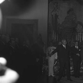 Il Presidente della Repubblica Giuseppe Saragat con Avery Brundage, Presidente del CIO e l'avv. Giulio Onesti, Presidente del CONI, con i comitati olimpici internazionali
