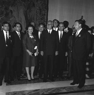 Il Presidente della Repubblica Giuseppe Saragat con Avery Brundage, Presidente del CIO e l'avv. Giulio Onesti, Presidente del CONI, con i comitati olimpici internazionali