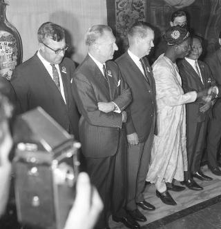 Il Presidente della Repubblica Giuseppe Saragat con Avery Brundage, Presidente del CIO e l'avv. Giulio Onesti, Presidente del CONI, con i comitati olimpici internazionali