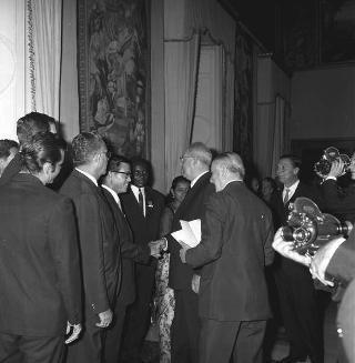 Il Presidente della Repubblica Giuseppe Saragat con Avery Brundage, Presidente del CIO e l'avv. Giulio Onesti, Presidente del CONI, con i comitati olimpici internazionali