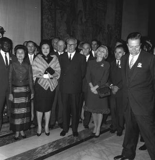 Il Presidente della Repubblica Giuseppe Saragat con Avery Brundage, Presidente del CIO e l'avv. Giulio Onesti, Presidente del CONI, con i comitati olimpici internazionali