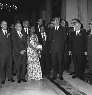 Il Presidente della Repubblica Giuseppe Saragat con Avery Brundage, Presidente del CIO e l'avv. Giulio Onesti, Presidente del CONI, con i comitati olimpici internazionali