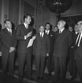 Il Presidente della Repubblica Giuseppe Saragat con Mario Valeri Manera, Presidente del Comitato del Premio letterario "Campiello", la giura e il vincitore del Premio lo scrittore Mario Pomilio