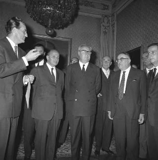 Il Presidente della Repubblica Giuseppe Saragat con Mario Valeri Manera, Presidente del Comitato del Premio letterario "Campiello", la giura e il vincitore del Premio lo scrittore Mario Pomilio