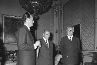 Il Presidente della Repubblica Giuseppe Saragat con Mario Valeri Manera, Presidente del Comitato del Premio letterario "Campiello", la giura e il vincitore del Premio lo scrittore Mario Pomilio