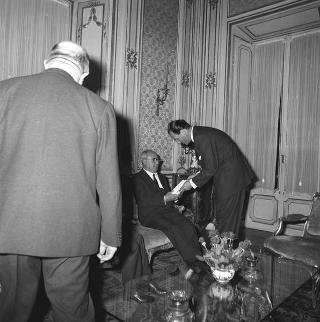 Il Presidente della Repubblica Giuseppe Saragat con Mario Valeri Manera, Presidente del Comitato del Premio letterario "Campiello", la giura e il vincitore del Premio lo scrittore Mario Pomilio