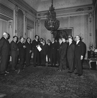 Il Presidente della Repubblica Giuseppe Saragat con Mario Valeri Manera, Presidente del Comitato del Premio letterario "Campiello", la giura e il vincitore del Premio lo scrittore Mario Pomilio