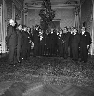 Il Presidente della Repubblica Giuseppe Saragat con Mario Valeri Manera, Presidente del Comitato del Premio letterario "Campiello", la giura e il vincitore del Premio lo scrittore Mario Pomilio