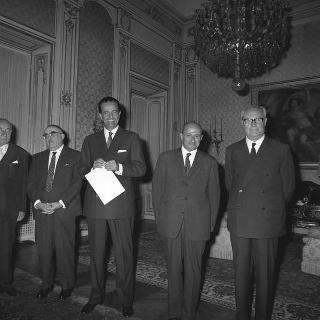 Il Presidente della Repubblica Giuseppe Saragat con Mario Valeri Manera, Presidente del Comitato del Premio letterario "Campiello", la giura e il vincitore del Premio lo scrittore Mario Pomilio