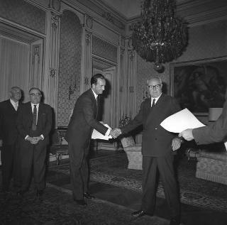 Il Presidente della Repubblica Giuseppe Saragat con Mario Valeri Manera, Presidente del Comitato del Premio letterario "Campiello", la giura e il vincitore del Premio lo scrittore Mario Pomilio