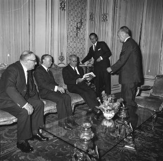 Il Presidente della Repubblica Giuseppe Saragat con Mario Valeri Manera, Presidente del Comitato del Premio letterario "Campiello", la giura e il vincitore del Premio lo scrittore Mario Pomilio
