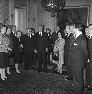 Lazzaro M. de Bernardis, Presidente della Association européenne des enseignants, con i componenti del Comitato centrale in udienza dal Presidente della Repubblica Giuseppe Saragat