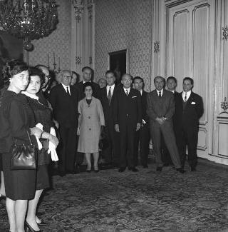 Lazzaro M. de Bernardis, Presidente della Association européenne des enseignants, con i componenti del Comitato centrale in udienza dal Presidente della Repubblica Giuseppe Saragat