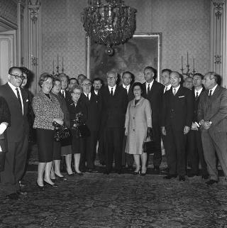 Lazzaro M. de Bernardis, Presidente della Association européenne des enseignants, con i componenti del Comitato centrale in udienza dal Presidente della Repubblica Giuseppe Saragat