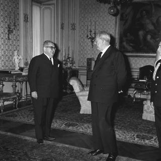 Lazzaro M. de Bernardis, Presidente della Association européenne des enseignants, con i componenti del Comitato centrale in udienza dal Presidente della Repubblica Giuseppe Saragat