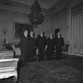 Visita di omaggio al Presidente della Repubblica Giuseppe Saragat di Mario Allara, rettore dell'Università degli Studi di Torino, con i vice rettori Pietro Bodda e Giorgio Cansacchi D'Amelia, e il preside della Facoltà di economia e commercio Ferdinando Gribaudi per offrire una collezione di pubblicazioni dell'Istituto di scienze politiche ed il "Libro vermiglio di Corte di Roma e di Avignone".