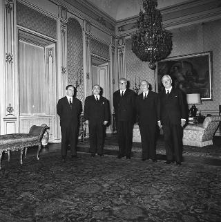 Visita di omaggio al Presidente della Repubblica Giuseppe Saragat di Mario Allara, rettore dell'Università degli Studi di Torino, con i vice rettori Pietro Bodda e Giorgio Cansacchi D'Amelia, e il preside della Facoltà di economia e commercio Ferdinando Gribaudi per offrire una collezione di pubblicazioni dell'Istituto di scienze politiche ed il "Libro vermiglio di Corte di Roma e di Avignone".