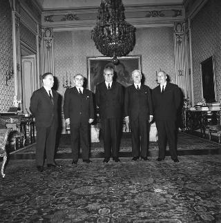Visita di omaggio al Presidente della Repubblica Giuseppe Saragat di Mario Allara, rettore dell'Università degli Studi di Torino, con i vice rettori Pietro Bodda e Giorgio Cansacchi D'Amelia, e il preside della Facoltà di economia e commercio Ferdinando Gribaudi per offrire una collezione di pubblicazioni dell'Istituto di scienze politiche ed il "Libro vermiglio di Corte di Roma e di Avignone".