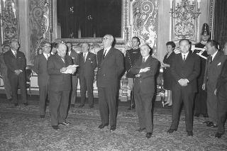 Il Presidente della Repubblica Giuseppe Saragat incontra l' Ambasciatore Pietro Quaroni, Presidente della RAI-TV, con i dirigenti, giornalisti e tecnici che hanno prestato la loro attività in relazione ai viaggi compiuti in Italia e all'estero dal Presidente, nel corso del 1965