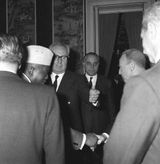 Il Presidente della Repubblica Giuseppe Saragat riceve la visita di Philibert Tsiranana, Presidente della Repubblica Malgascia, con il Ministro degli esteri Albert Sylla e l'ambasciatore a Roma Jules Razafimbahiny