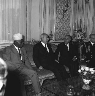 Il Presidente della Repubblica Giuseppe Saragat riceve la visita di Philibert Tsiranana, Presidente della Repubblica Malgascia, con il Ministro degli esteri Albert Sylla e l'ambasciatore a Roma Jules Razafimbahiny