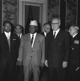 Il Presidente della Repubblica Giuseppe Saragat riceve la visita di Philibert Tsiranana, Presidente della Repubblica Malgascia, con il Ministro degli esteri Albert Sylla e l'ambasciatore a Roma Jules Razafimbahiny