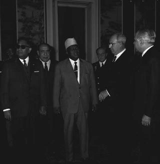 Il Presidente della Repubblica Giuseppe Saragat riceve la visita di Philibert Tsiranana, Presidente della Repubblica Malgascia, con il Ministro degli esteri Albert Sylla e l'ambasciatore a Roma Jules Razafimbahiny