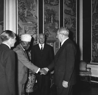 Il Presidente della Repubblica Giuseppe Saragat riceve la visita di Philibert Tsiranana, Presidente della Repubblica Malgascia, con il Ministro degli esteri Albert Sylla e l'ambasciatore a Roma Jules Razafimbahiny