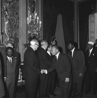 Il Presidente della Repubblica Giuseppe Saragat incontra Victor Leemans, Presidente del Parlamento Europeo, con i partecipanti alla Conferenza euroafricana